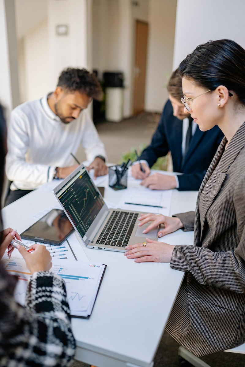 Équipe professionnelle collaborant dans un bureau lumineux